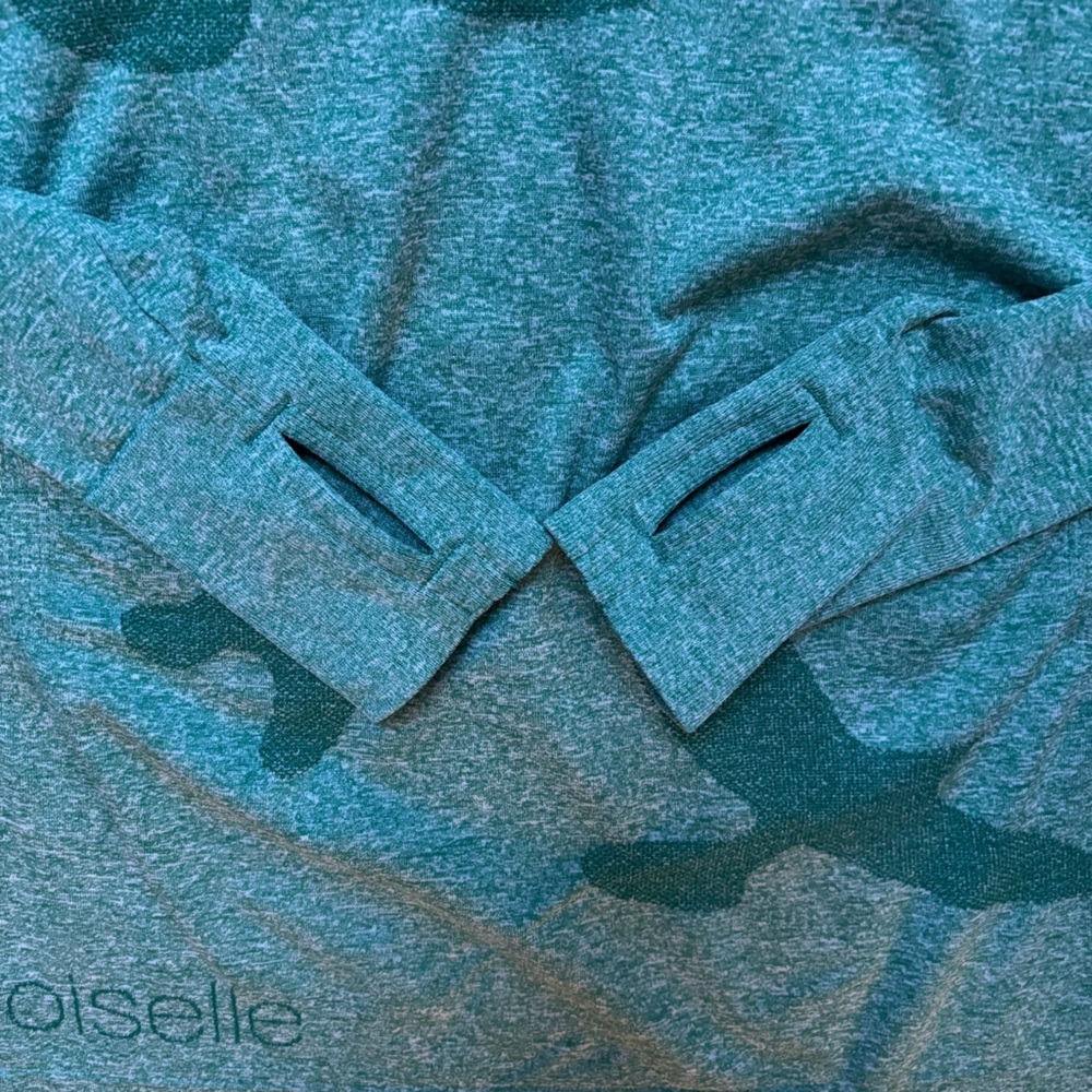 Oiselle Flyte Long Sleeve Seamless Active Shirt w/Thumbholes in Shelly Green - Picture 5 of 9